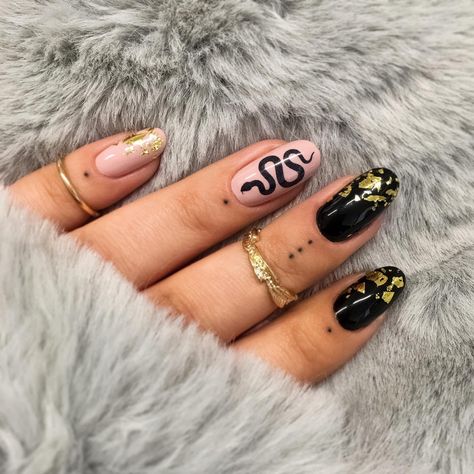 Black And Gold Snake Nails, Gold Snake Nails, Snake Nails, Black Gold Nails, Golden Nails, Rose Nails, Nails 2020, Gold Snake, Junk Drawer