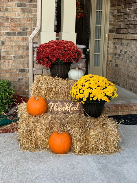 Mums Outdoor Decor, Cute Fall Decorations Front Porch, Haystack Fall Decor, Fall Haystack Decor, Front Yard Autumn Decor, Pumpkin Mums Porch, Fall Front Porch Decor Mums And Pumpkins, Fall Porch Decor Mums, Fall Front Porch Decor With Hay Bales