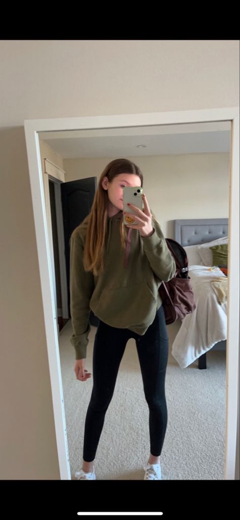 Leggings With Sweatshirt, Dark Green Leggings Outfit, Green Sweatshirt Outfit, Hoodie Sweater Outfit, Green Hoodie Outfit, Green Leggings Outfit, Dark Green Hoodie, Sneakers Instagram, Dark Green Leggings