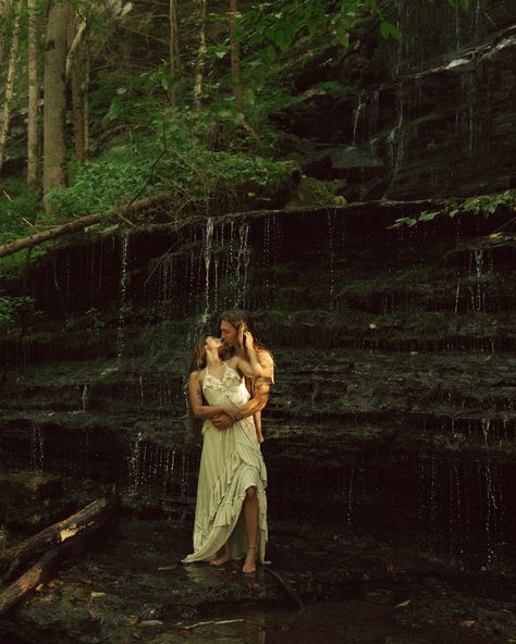 Crazy Engagement Photos, Jungle Engagement Photos, River Couples Photoshoot, Waterfall Couple Photoshoot, Cinematic Engagement Photos, Pond Photoshoot, Couple Waterfall, Waterfall Engagement Pictures, Pinterest Couples