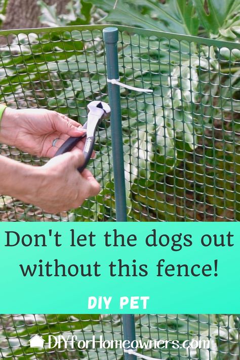 Diy Small Fence For Dog, Pvc Dog Fence Diy, Dog Fence For Garden, Fencing Off Garden From Dogs, Apartment Fence Ideas, Diy Movable Fence, Cheap Dog Fence Ideas Diy, Easy Fence For Garden, Outdoor Dog Fence Ideas Diy