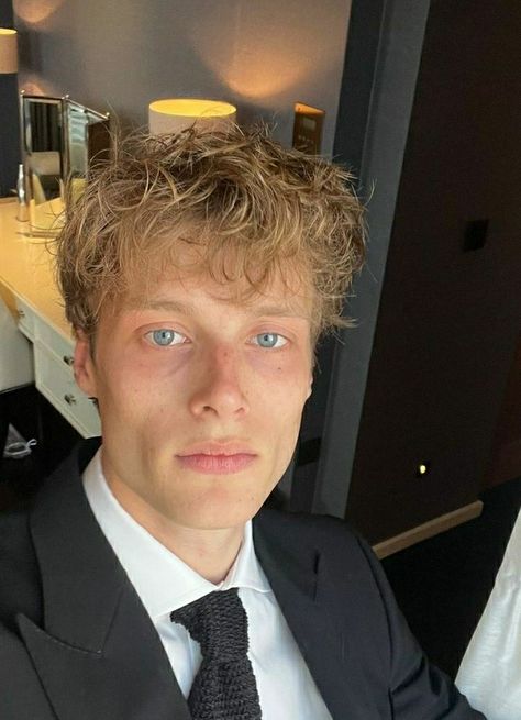 hugh laughton-scott ♡ blue eyes ♡ man ♡ boy ♡ guy ♡ blonde hair ♡ golden retriver boy ♡ yellow boy ♡ lazy eyes ♡ tired eyes ♡ aesthetic Guy Blonde Hair, Blonde Hair Golden, Hugh Laughton, Yellow Blonde Hair, Messy Hair Boy, Sandy Hair, Scandi Summer, Toddler Haircuts, Men Blonde Hair