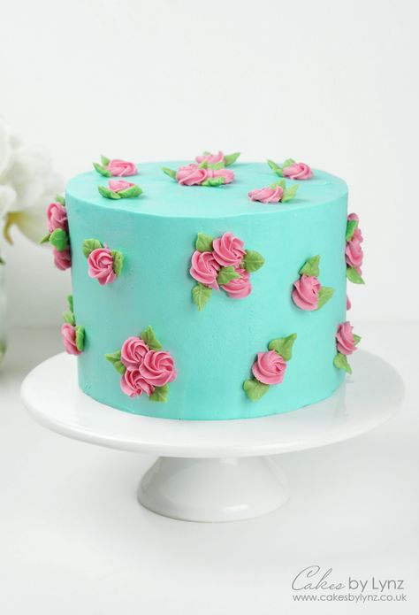 Learn how to make a Buttercream Rose Flower Cake with this free video tutorial – Cakes by Lynz  #buttercream #cake #cakedecorating #buttercreamrose #buttercreamswirl Mini Rosette Cake, Round Cake Designs, Flower Cake Tutorial, Buttercream Leaves, Cake Decorating Roses, Rose Cake Decorating, Spring Cake Designs, Rose Flower Cake, Buttercream Rose Cake