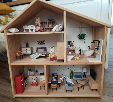 Flisat dollhouse with Sylvanian Families and Lidl furniture Wooden Dolls House, Flisat Ikea Dollhouse, Sylvanian Families Diy Furniture, Flisat Dollhouse Hack, Diy Sylvanian House, Sylvanian Families House Diy, Diy Sylvanian Families, Ikea Doll House, Ikea Dollhouse Hack