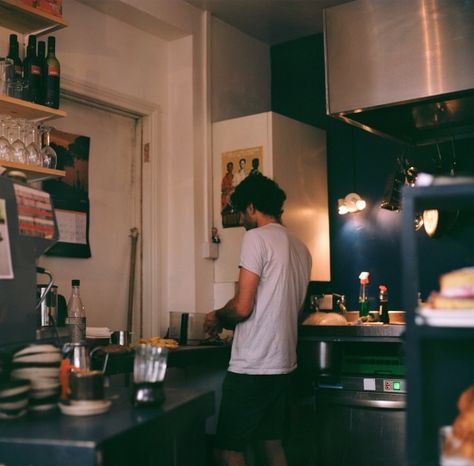 Boyfriend Cooking Pictures, Cosy Cooking Aesthetic, Waking Up Late Aesthetic, Cooking Men Aesthetic, Kitchen Photography Aesthetic, Cooking Aesthetic Man, Late Night Kitchen Aesthetic, Late Night Cooking Aesthetic, Man Cooking Photography