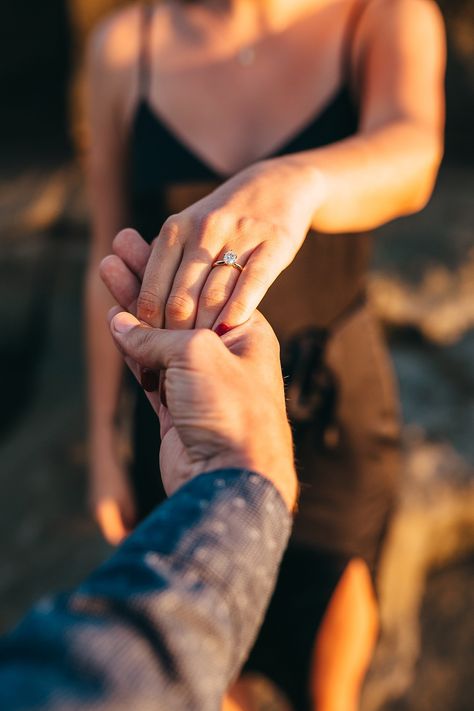 Pose For Proposal, Proposal Selfie Photo Ideas, Proposal Hand Pictures, Selfie Engagement Photos, Ring Proposal Pictures, Secret Proposal Pictures, Purposal Pictures, Selfie Engagement Pictures, Suprise Engament Photoshoot