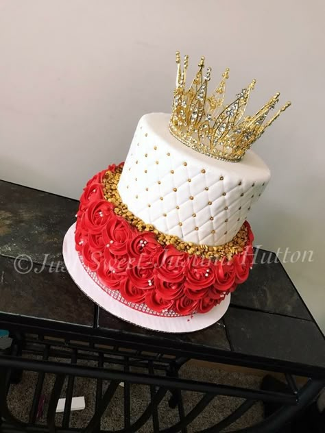 Gold Cake Birthday, Red And Gold Cake, Tumblr Ideas, Cute Birthday Cake, Quince Cakes, Birthday Sweet 16, 15th Birthday Cakes, Disney Birthday Cakes, Birthday Cakes For Teens