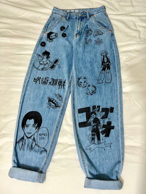 DIY anime jeans with characters from attack on titan, Naruto, hunter x hunter, and more! Pant Design Diy, Anime Pants Diy, Anime Pants Design, Jeans Drawing Ideas, Sharpie On Jeans, Jean Drawing Ideas, Anime Custom Clothes, Jeans Drawing Diy, Anime Custom Jeans