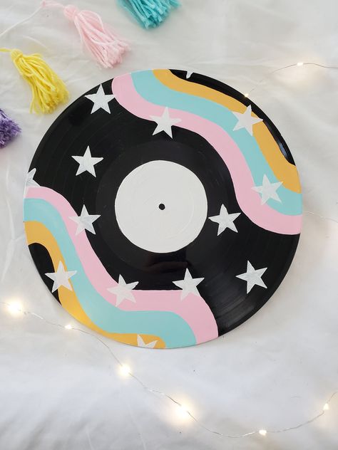 Painted vinyl record with pink, blue, and orange lines with stars on it. Paint Vinyl Records Diy, Records Painting Ideas, Sorority Record Painting, Cute Painted Records, Easy Record Painting Ideas, Vynil Paint Ideas, Painting Records Ideas, Painted Records Vinyl Easy, Disc Aesthetic