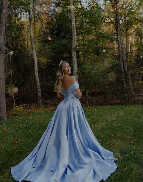 Ball Gown Picture Poses, Poses For Gown, Outside Dress Photoshoot, Ball Gown Pose Ideas, Fancy Dress Photoshoot Ideas, Prom Dress Picture Ideas, Long Gown Pose Ideas, Prom Photo Shoot Ideas, Individual Prom Poses Ideas