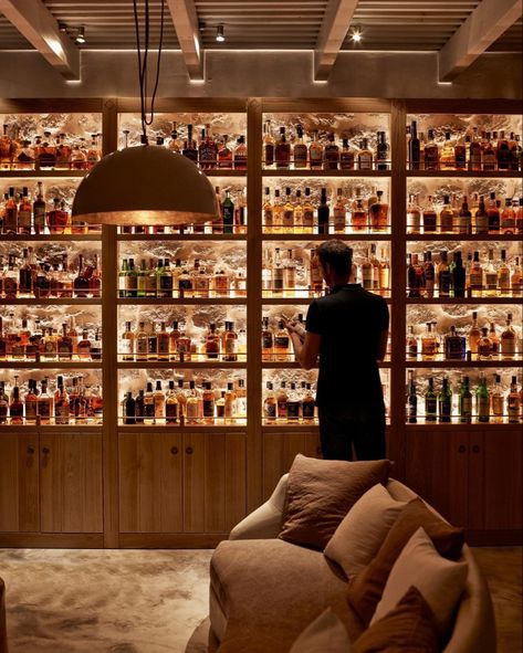 Whisky Room Ideas, Bar Design Ideas Home Modern, Tiny Bar Interior Design, Home Tasting Room, Home Speakeasy Bar Diy, Whiskey Bar At Home, Whisky Room Man Caves, Home Speakeasy Bar Modern, Whiskey Room Lighting