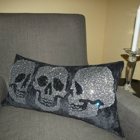 Bedding Ideas Black, Gothic Glam Bedroom, Grunge Pillows, Skull Room Decor, Goth Pillows, Dark Esthetics, Odd Decor, Black And Silver Bedroom, Skull Bedroom