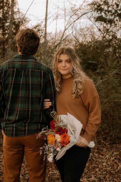 Cute couple poses with flowers. Fall picture for instagram. Couple Photos With Bouquet, Couple Photoshoot With Bouquet, Couple Photos With Flowers, Flower Couple Photoshoot, Photoshoot With Bouquet, Couple Photoshoot Ideas Creative, Poses With Flowers, Garland Pose, Creative Couples Photography