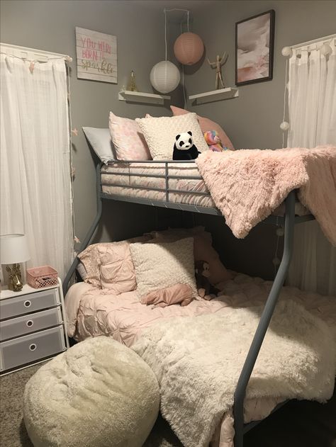 Shared Sisters Bedroom Bunk Bed, Cute Bedroom Ideas Bunkbeds, Bedroom Inspo Bunk Bed, Room Ideas For Bunk Beds, Room Decor Ideas Bunk Bed, Bunk Bed Rooms Decor Aesthetic Small Room, Small Bedroom Ideas For 2 Sisters Bunk, Room Decor With Bunk Beds, Room Decor Bunk Beds