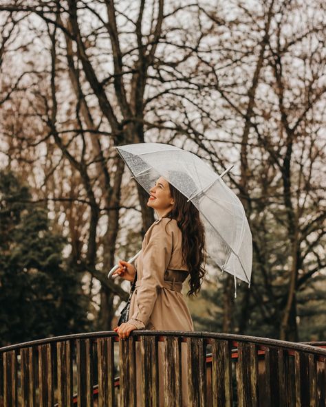 Pose With Umbrella Photo Shoot, Umbrella Pics Photography, Rainy Day Senior Photos, Umbrella Portrait Photography, Rainy Pictures Ideas, Rainy Day Portraits, Rainy Day Poses Photo Ideas, Rainy Day Poses, Rainy Season Photoshoot