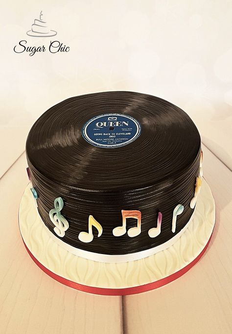 Birthday Cake 70s Theme, 70s Theme Bday Cake, 50th Birthday Party 70s Theme, Record Party Ideas, Vinyl Record Birthday Party, Vinyl Record Cupcakes, Vinyl Record Birthday Cake, 70s Bday Cake, Vinyl Birthday Cake