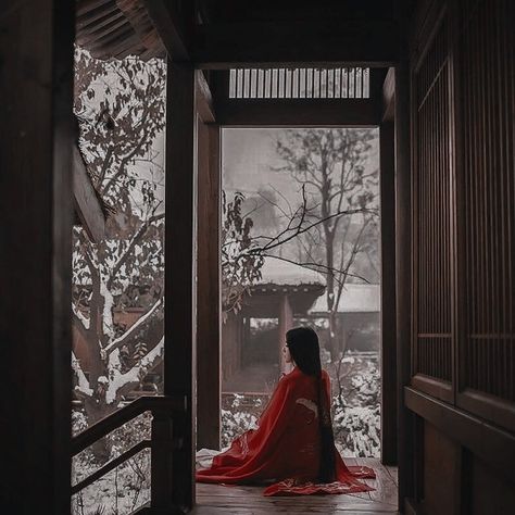 Fantasy Sapphic, Girls Of Paper And Fire, Ancient China Aesthetic, Chinese Empress, Ancient Japan, Chinese Aesthetic, Japanese Mythology, Carpe Koi, Japan Aesthetic