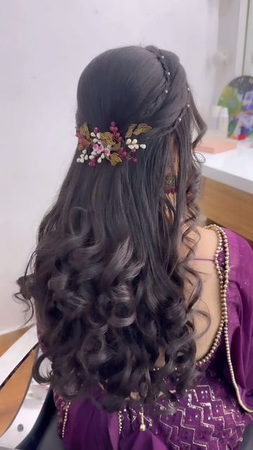 Open Hairstyles For Engagement Indian, Hair Styles On Gown, Open Hair Hairstyles On Lehenga, Gown Open Hairstyle, Hairstyle For Mehndi Event, Hairstyles For Reception Bride, Bride Hairstyles Indian Wedding Reception, Reception Bride Hairstyle Indian, Lengha Choli Hairstyle