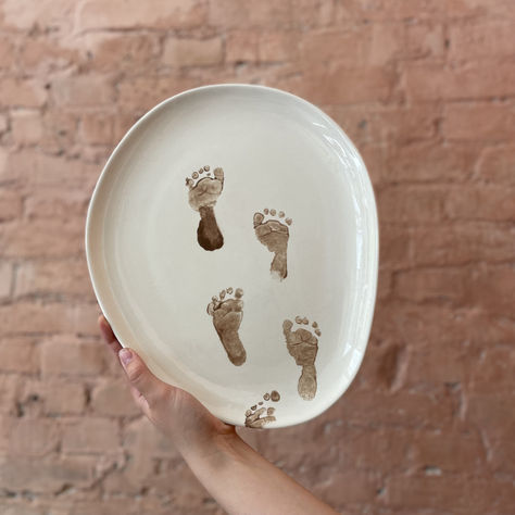 Baby Fingerprint Art, Baby Pottery Painting Ideas Christmas, Baby Footprint Pottery, Baby Footprint Plate, Baby Christmas Pottery Ideas, Hand Print Pottery Ideas, Baby Pottery Painting Ideas, Baby Hand And Foot Prints, Baby Keepsakes