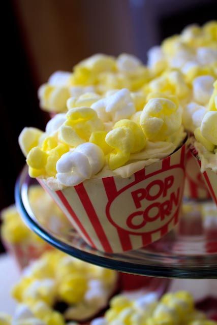 tutorial on how to make super cute popcorn cupcakes...complete with wrapper templates Popcorn Cupcakes, Cookies Cupcake, Cupcake Tutorial, Edible Creations, Popcorn Party, Creative Cupcakes, Birthday Desserts, Face Book, Beautiful Cake