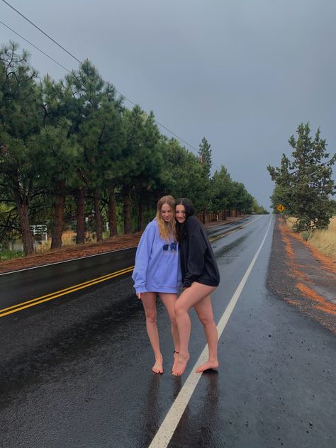 Bff Rain Pictures, Rain Pics With Friends, Best Friend Rain Pictures, Rain Photoshoot Friends, Rain Instagram Pictures, Best Friends In The Rain, Tumblr Summer Pictures, Videos Best Friends, Friends In The Rain