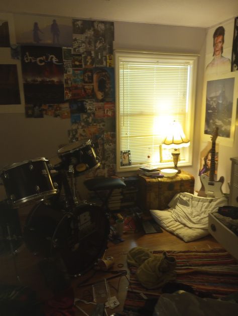 90s Teenage Room, 2000s Emo Bedroom Aesthetic, Older Brother Bedroom, 90s Older Brother Aesthetic, 2000s Older Brother Room, 2000s Room Aesthetic Grunge, Older Brother Core Room, Metal Room Aesthetic, Finncore Aesthetic