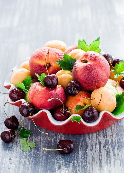 Nectarines & cherries Nectarine Recipes, Cherry Cobbler Recipe, Mulberry Recipes, Storing Fruit, Fruit Fly Trap, Fresh Fruit Recipes, Stone Fruits, Raspberry Recipes, Popular Diets