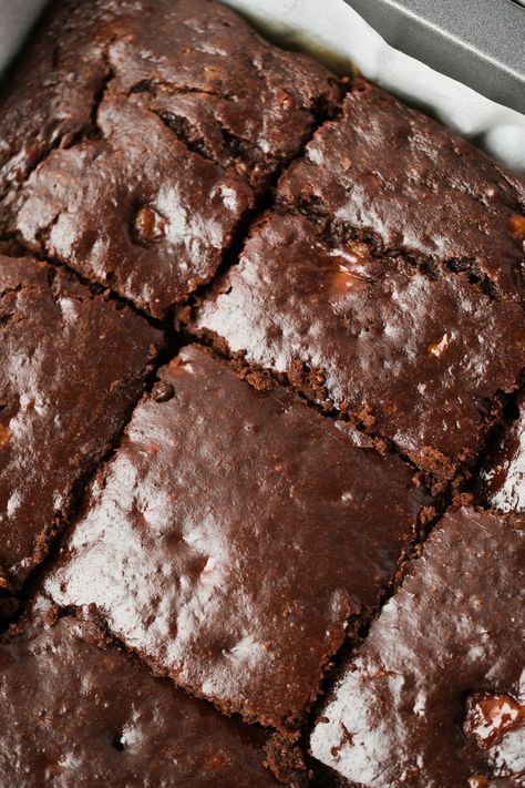 Indulge guilt-free with healthy Banana Brownies. Moist, rich, and naturally sweetened for a wholesome treat! Healthy Banana Brownies, Brownie Recipes Healthy, Cocoa Brownies, Banana Brownies, Healthy Brownies, Gluten Free Brownies, Healthy Banana, Banana Healthy, Banana Flavored