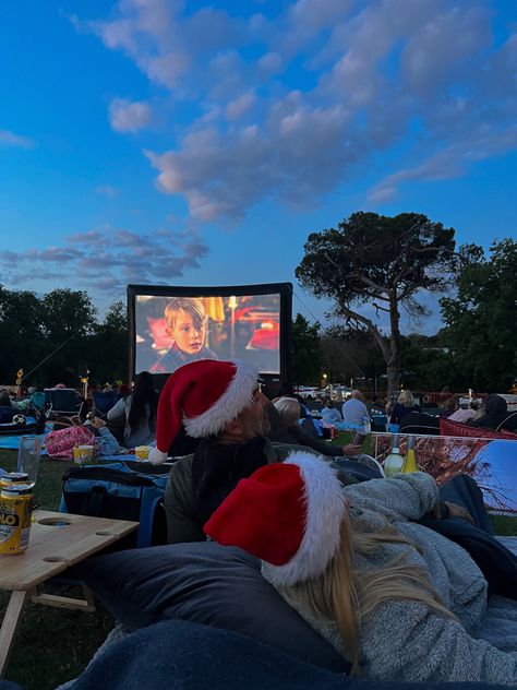 Christmas Outdoor Movie Night, Outdoor Movie Aesthetic, Outdoor Cinema Aesthetic, Outdoor Christmas Movie Night, Movie Night Pictures, Pool Movie, Outside Movie, Rooftop Cinema, Cinema Date