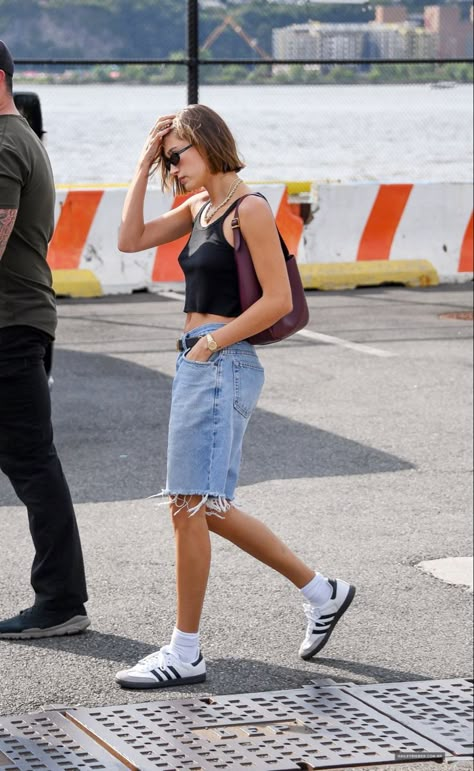 Samba Fits, Adidas Samba Outfit Women, Hailey And Justin Bieber, Hailey Bieber Street Style, Adidas Samba White, Hailey Bieber Outfits, Hailey And Justin, Scandi Fashion, Adidas Samba Outfit