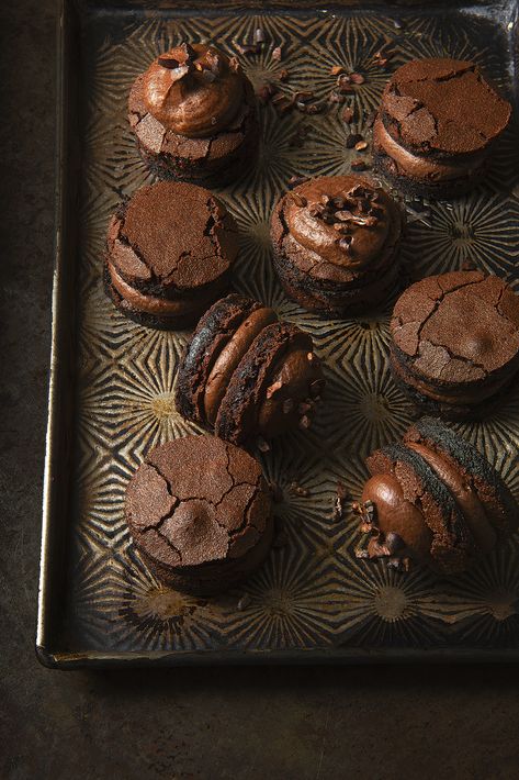 Chocolate brownie bites | Food and Travel Magazine Chocolate Dipped Brownies, Easy Brownie Desserts, Christmas Dessert Chocolate, Chocolate Mini Desserts, Unique Dessert Recipes, Chocolate Brownie Bites, Desserts With Chocolate Chips, Brownie Truffles, Sweet Bites