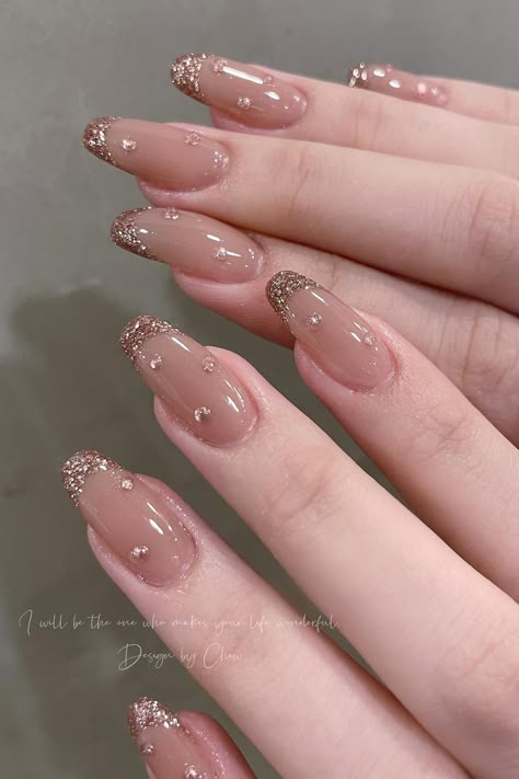 Bold Rose Gold Foil French with Droplets: A captivating nail design featuring a blend of subtle nude tones, radiant rose gold foil, delicate gold droplets, and mesmerizing translucency. Prepare to be entranced by this stunning manicure! 💅🏻 // Photo Credit: Instagram @chew1230 Nailart Nude, Rose Gold Nails Design, Elegant Touch Nails, Bridal Nails Designs, Valentine Nails, Nude Nail Designs, Rose Gold Nails, Pretty Nail Art Designs, Nail Art Wedding