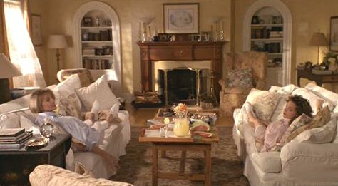 Father of the Bride house-living rm Father Of The Bride House, Coastal Modern Living Room, The Bride Movie, Nancy Meyers Movies, 90s Home, Cottage Shabby Chic, Nancy Meyers, French Victorian, Coastal Modern