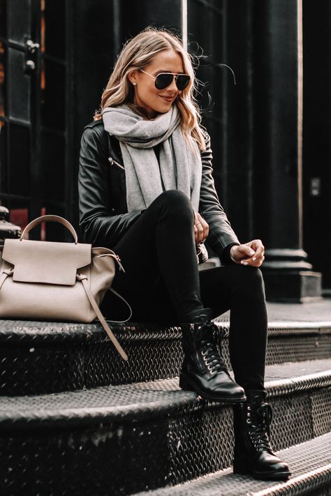 Classic Alternative Style, Black Military Boots Outfit, Combat Boot Style, Outfits Com Botas, How To Wear Combat Boots, Chanel Boots Outfit, Celine Belt Bag Outfits, 2022 Winter Boots, Winter Boots 2022