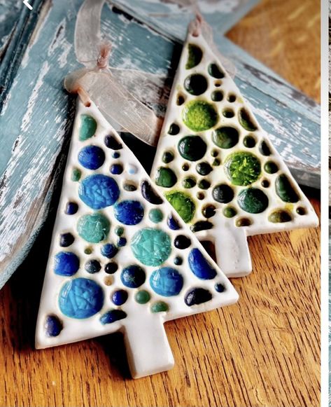 Diy Pottery Ornaments, Handmade Secret Santa Gifts, Christmas Pottery Decorations, Ceramic Xmas Tree Decorations, Ceramic Christmas Ideas Clay, Xmas Clay Ideas, Ceramics Projects Christmas, Xmas Clay Decorations, Ceramic Christmas Decorations Diy