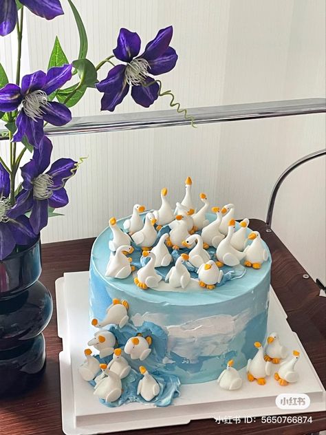 Kue Disney, Duck Cake, Cake Mini, 귀여운 음식 그림, Funny Birthday Cakes, Mini Cakes Birthday, Cute Baking, Pretty Dessert, Creative Birthday Cakes