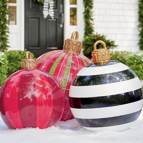 Massive Outdoor Christmas Ornaments Foxed Mirror, Large Outdoor Christmas Ornaments, Giant Christmas Ornaments, Inflatable Christmas Tree, Large Christmas Ornaments, Diy Jul, Yard Ornaments, Christmas Balls Decorations, Inflatable Decorations