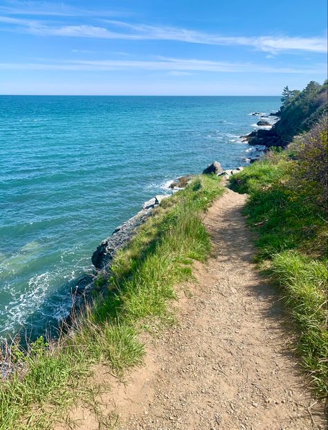 Cliffwalk Newport Rhode Island, Naragansette Ri, Newport Ri Aesthetic, Cliff Walk Newport Ri, Newport Rhode Island Aesthetic, Newport Aesthetic, House On A Cliff, Newport Cliff Walk, Cliff View