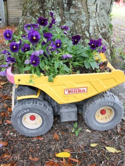 how to make a truck planter Train Planter, Truck Planter, Upcycled Planters, Upcycled Planter, Unique Planters, Recycled Toys, Creative Planter, Cinder Blocks, Texas Gardening