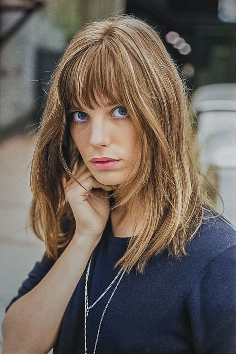 Jane Birkin Hair Color, Jane Birkin Fringe, Jane Birkin Short Hair, Jane Birkin Haircut, Jane Birkin Bangs, Jane Birkin Hair, Chic Hairstyles For Long Hair, Ways To Style Long Hair, Birkin Bangs