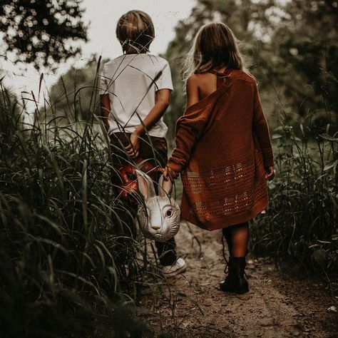 I don’t think I have been this excited for spooky mini sessions since I did confetti ones way back in 2015… This year they’ll be better than ever before and there will be more than one date. Plus you’ll have the option of combining two to make for a longer session. So grab your best GHOULfriend, get your costumes ready, and let’s play!! Spooky Mini Session, Halloween Photoshoot, Halloween Photoshoot Family, Fall Photoshoot, Halloween Photos, Maternity Photoshoot, Portrait Ideas, Mini Session, Mini Sessions