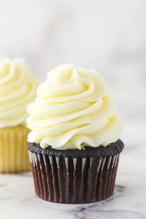 This Cream Cheese Frosting is perfect for topping cupcakes and frosting cakes! It pipes beautifully and holds it's shape, it's perfectly sweet and tangy and it's easy to make with just 5 ingredients. Baileys Frosting, Baileys Cream, Guinness Cupcakes, Chocolate Guinness Cake, Guinness Chocolate, Guinness Cake, Cream Cheese Frosting Recipe, Cream Desserts, Cake Cupcakes