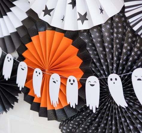 Boo to You Ghost Banner - My Mind's Eye Paper Goods Ghost Banner, Veselý Halloween, Ghost Garland, Dekorasi Halloween, Mini Garland, Adornos Halloween, Halloween Garland, Manualidades Halloween, Halloween Crafts Decorations