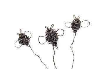 wire wrapped bumble bees Bending Wire, Chicken Wire Sculpture, Chicken Wire Art, Barbed Wire Art, Art Fil, Wire Sculptures, Wire Art Sculpture, Art Wire, Wire Flowers