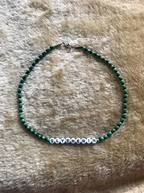 Harry Potter Seed Bead Bracelet, Collares Aesthetic Diy, Slytherin Bracelet, Slytherin Accessories, Harry Potter Jewelry Slytherin, Slytherin Jewelry, Collar Aesthetic, Harry Potter Bracelet, Harry Potter Slytherin