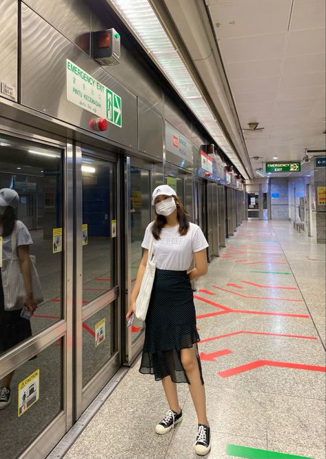 Singapore Casual Outfit, Outfit Ideas With Cap For Women, Train Outfit Travel What To Wear, Singapore Mrt Aesthetic, Korean Baseball Cap Outfit, White Cap Outfits For Women, Singapore Outfit Ideas Women, Singapore Ootd Outfit, Singapore Outfit Travel