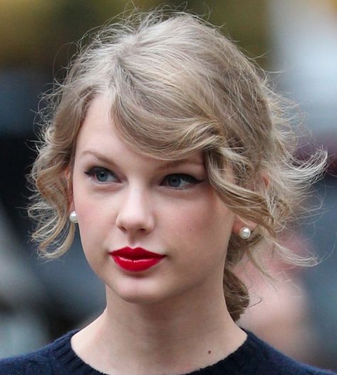 Taylor Swift with her classic winged liner and ruby red lips. Taylor Swift Makeup, Style Taylor Swift, Young Taylor Swift, Taylor Swift Street Style, Taylor Swift Speak Now, Red Lip Makeup, Red Makeup, Vs Models, Taylor Swift Red