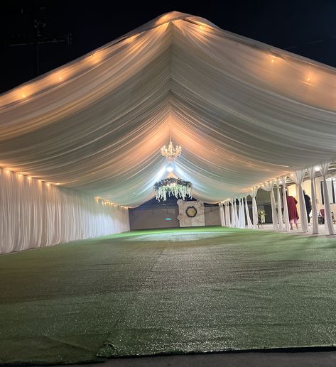 Party Rentals. Canopies, synthetic grass, chandeliers, and fairy lights. Quince Decor Outdoor, Elegant Tent Party, House Quinceanera Party, Quince Outside Party, Quince Ideas Decoration, Party Tent Decorations Birthday, Outside Quinceanera Ideas, Outdoor Quinceanera Ideas, Outdoor Quinceanera