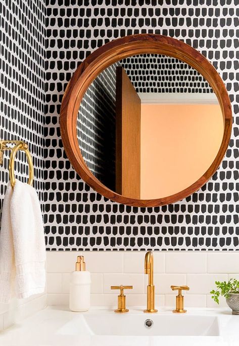 5 Beautifully Wallpapered Powder Rooms | Ideas For Your Stay Home DIY – Livettes Boho Powder Room, Powder Rooms Ideas, Classic Powder Room, Wallpaper Powder Room, Powder Room Remodel, Architecture Renovation, Powder Room Wallpaper, Powder Room Decor, Powder Room Design