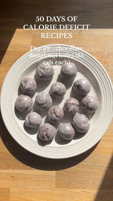 Leah on Instagram: "50 days of calorie deficit recipes ✨ Day 29 - chocolate doughnut holes Ingredients: 45g flour 45g protein powder (you can use more flour instead) 20g coco powder Sweetener 2 tbsp 140g yog Icing - 60g 0 cal icing sugar 10g almond milk Bake for 15-20 minutes on 180C #doughnut #doughnutholes #healthydoughnuts #recipe #healthydessert #healthydessertrecipes #snackideas #healthysnacks #healthysnackideas #explorepage #reels #reelsinstagram #foodreel #healthyfood #healthyrecipes #lowcalorie #lowcaloriemeals #lowcalorierecipes #lowcal #caloriedeficit" Calorie Deficit Recipes, Healthy Doughnuts, Low Calorie Sweets, Chocolate Doughnut, Low Calorie Chocolate, Doughnut Holes, Healthy Sweet Snacks, Diet Desserts, Quick Easy Desserts